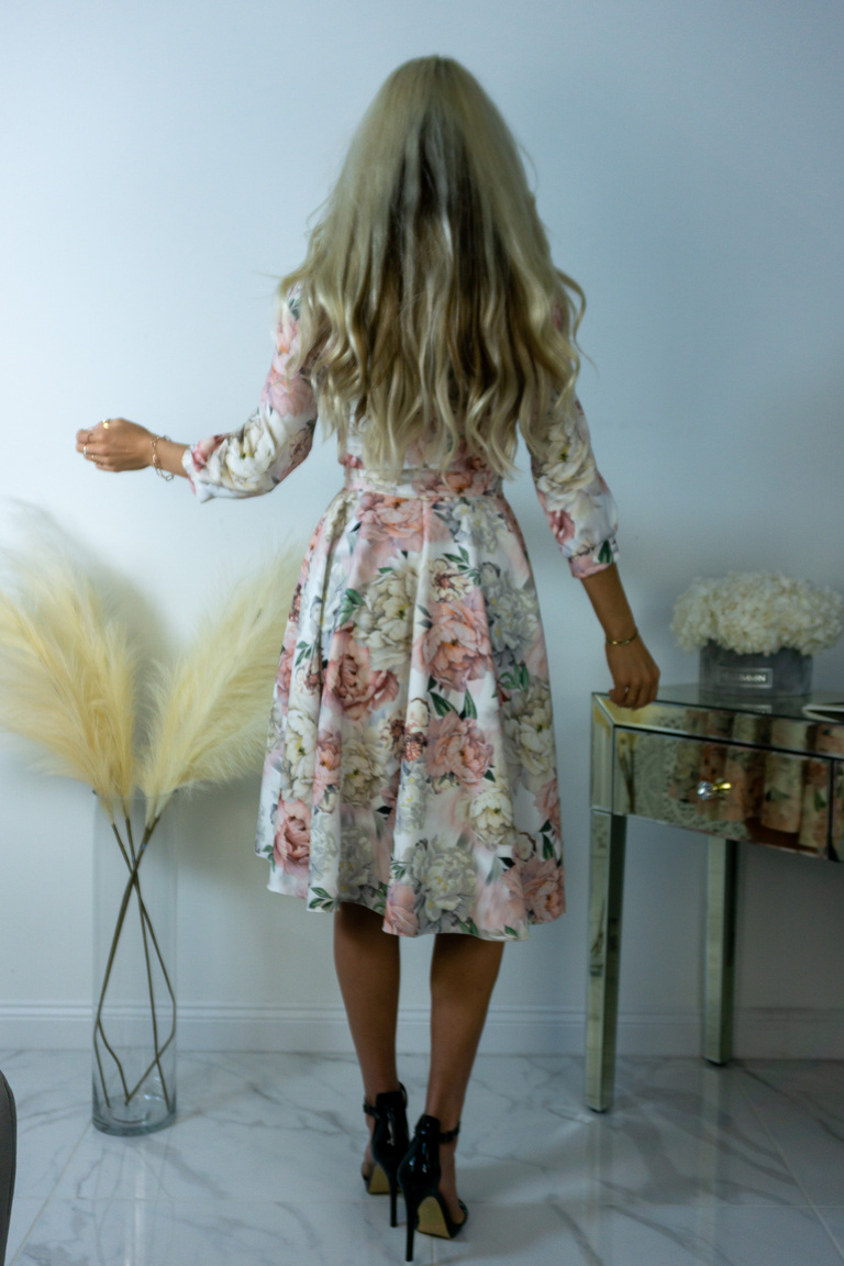 Lillelise mustriga kellukese lõikeline kleit 