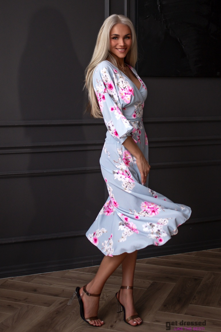 Hall lillelise mustriga kimono stiilis kleit 