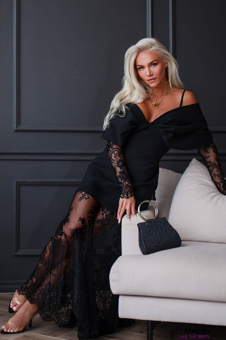 Must kleit koos seelikuga