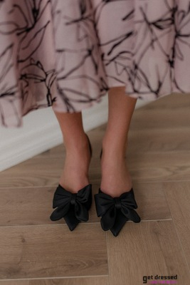 Mustad lipsukestega kingad