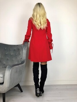 Punane pikkade varrukatega a-lõikeline kleit
